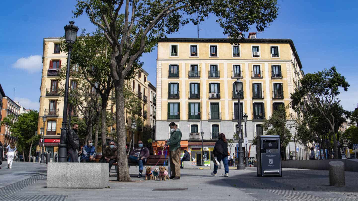 La Plaza de Lavapiés, siempre concurrida de vecinos