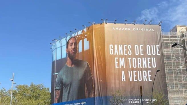 Ramos y Amazon emulan a Laporta con una lona en Barcelona