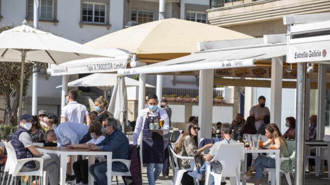 Varias personas en una terraza