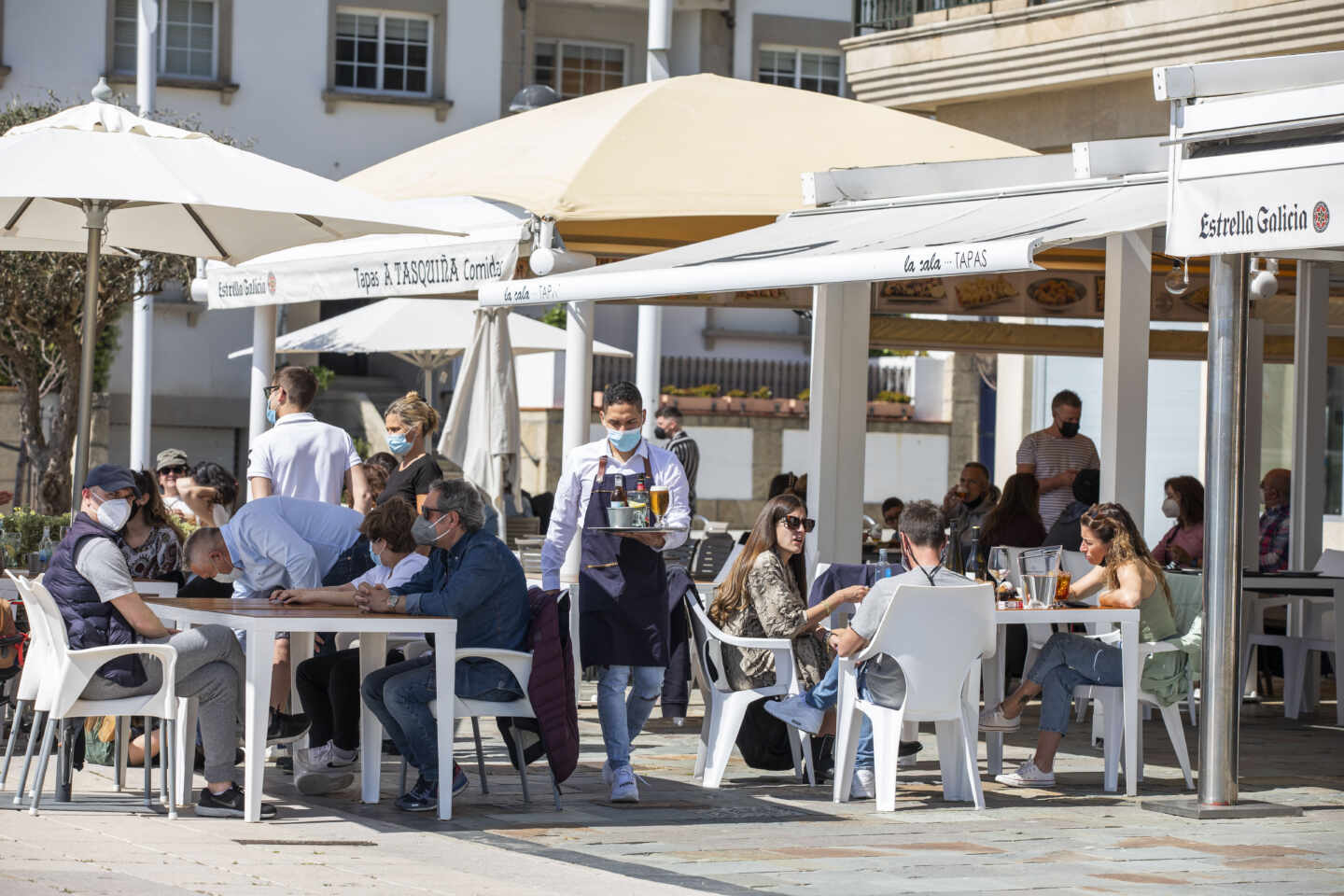 Varias personas en una terraza