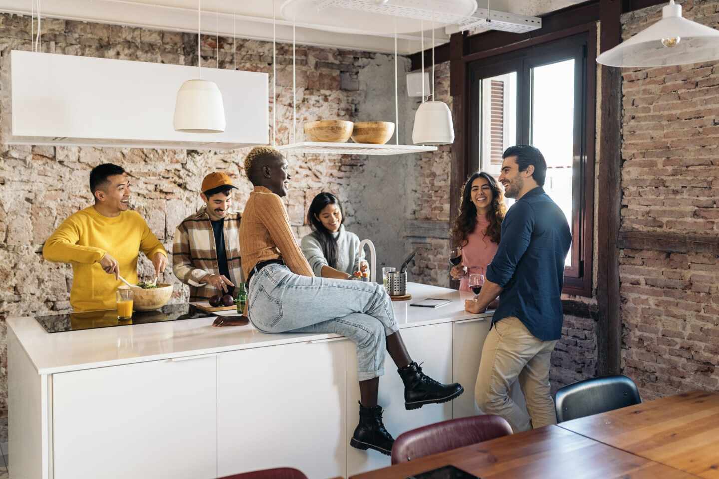 Un grupo de jóvenes charlando en una cocina de un coliving