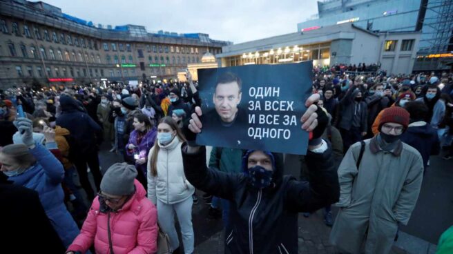 Ciudadanos rusos se manifiestan en San Petersburgo contra el encarcelamiento de Alexei Navalni