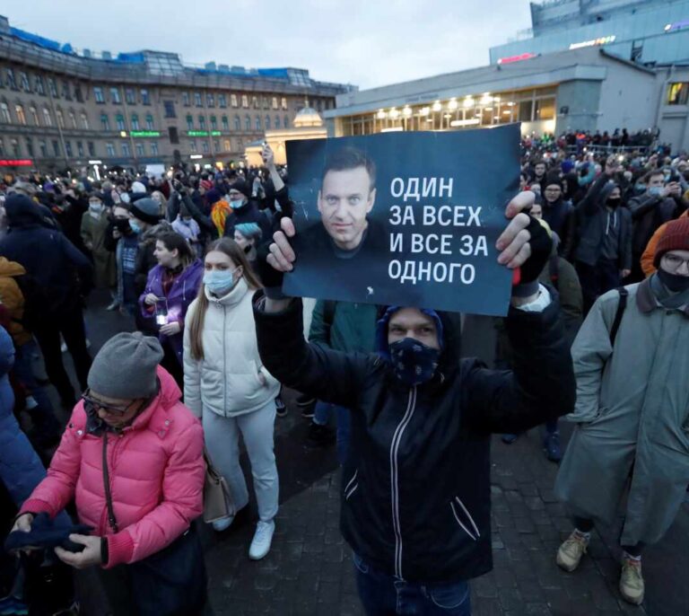 Putin amenaza a Occidente mientras ignora a Navalni que se ve como "cadáver andante"