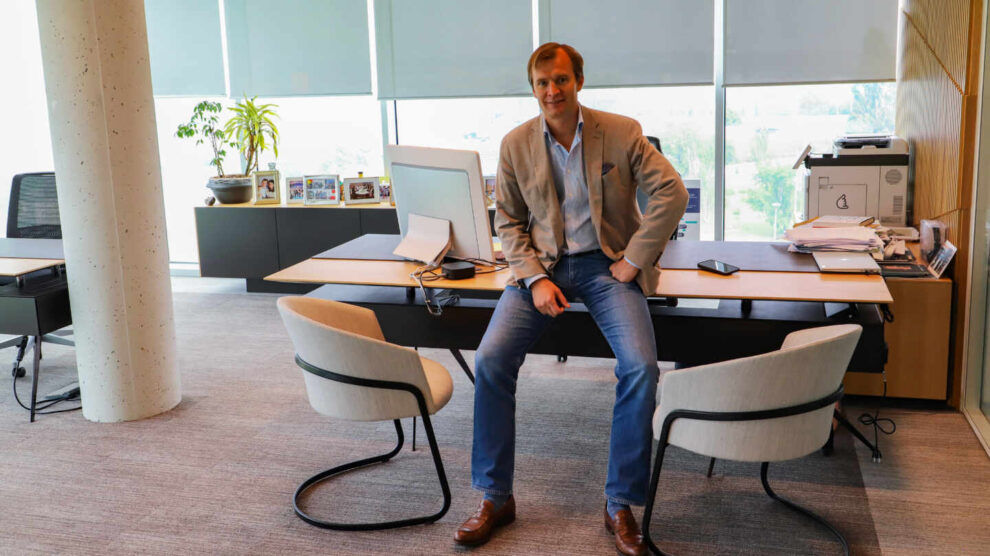El CEO de MASMOVIL, Meinrad Spenger, en su despacho de las oficinas de la empresa en Madrid