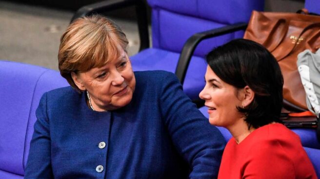 Los Verdes alemanes, un partido de orden, listos para liderar el gobierno La canciller, Angela Merkel, junto a la líder de los Verdes, Annalena Baerbock, en el Parlamento federal