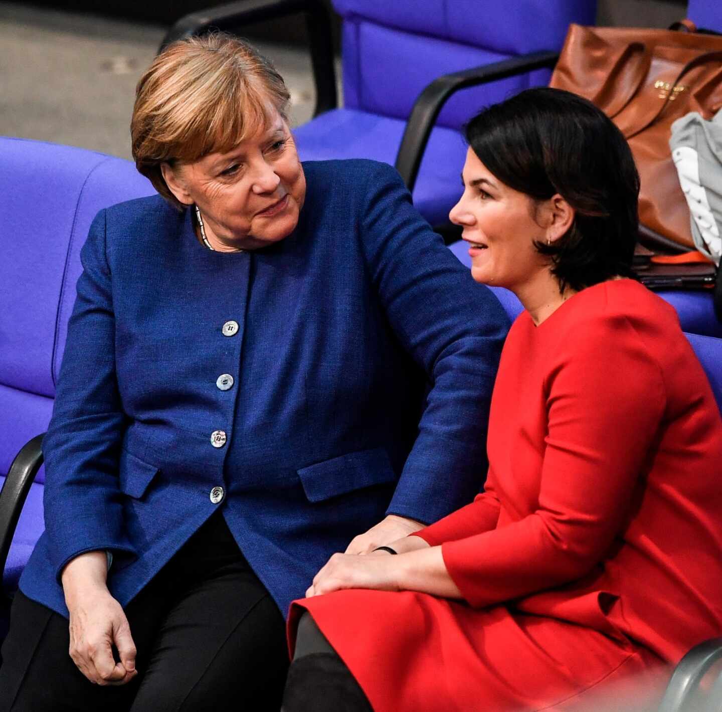 La canciller, Angela Merkel, junto a la líder de los Verdes, Annalena Baerbock, en el Parlamento federal