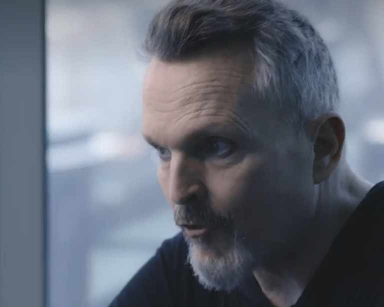 Miguel Bosé afirma que detrás de las vacunas hay "un cártel de multimillonarios psicópatas llamado Foro de Davos"