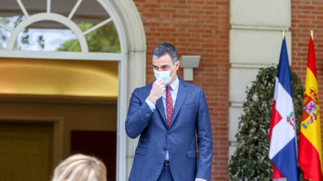 Pedro Sánchez, este lunes a la puerta de Moncloa esperando al presidente de la República Dominicana