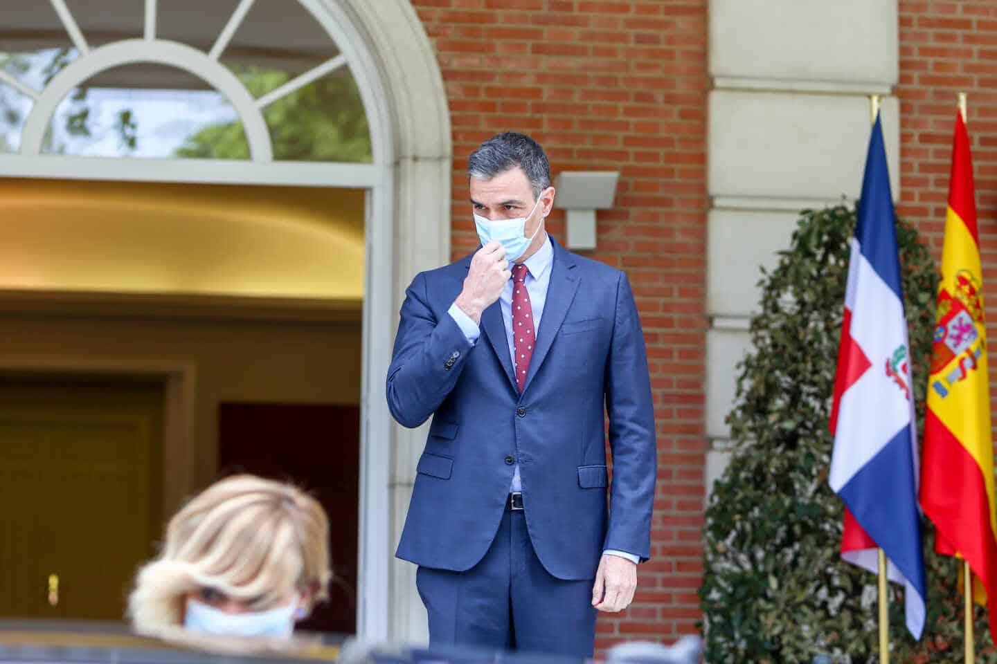 Pedro Sánchez, este lunes a la puerta de Moncloa esperando al presidente de la República Dominicana