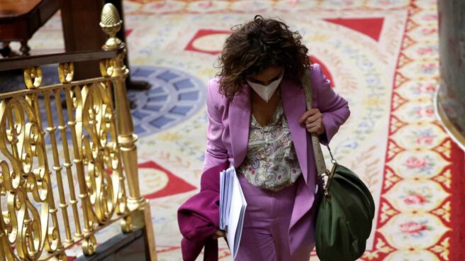 El Gobierno debe a proveedores 815 millones de euros, un 39% más que hace un año La ministra de Hacienda y portavoz del Gobierno, María Jesús Montero, a su salida del pleno del Congreso, este miércoles.