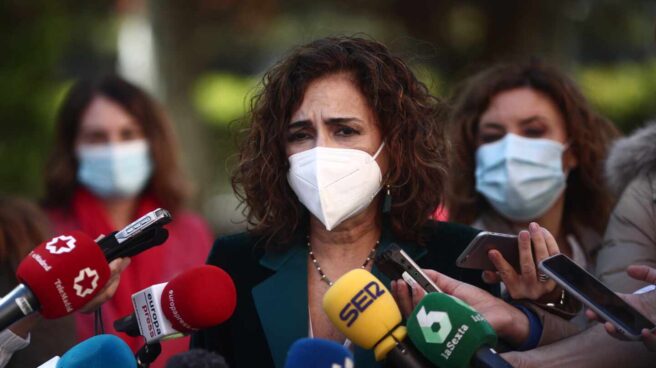 Montero espera que las subidas de Sociedades, Patrimonio y Sucesiones entren en vigor en 2022 La ministra de Hacienda y portavoz del Gobierno, María Jesús Montero, atiende a los medios antes del acto de constitución del Comité de Personas Expertas para la Reforma Fiscal.