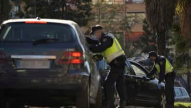 Circula con el cadáver de su pareja y le descubren al escapar de un control