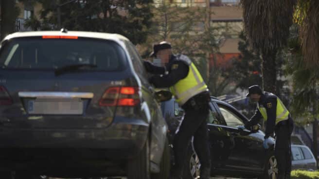 Control de la Policía Nacional en una carretera de la Comunidad Valenciana durante el estado de alarma.