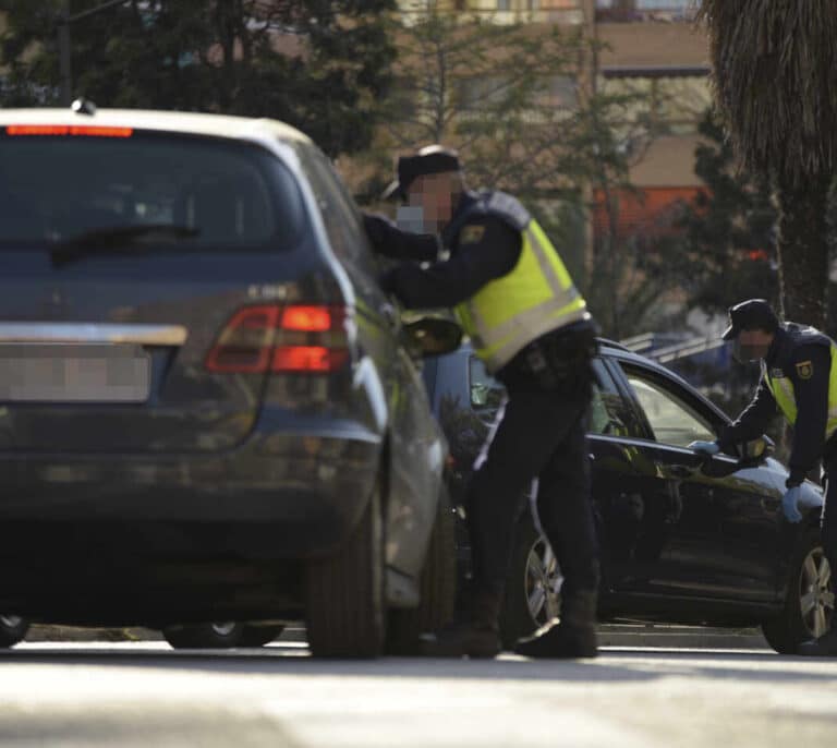 Circula con el cadáver de su pareja y le descubren al escapar de un control