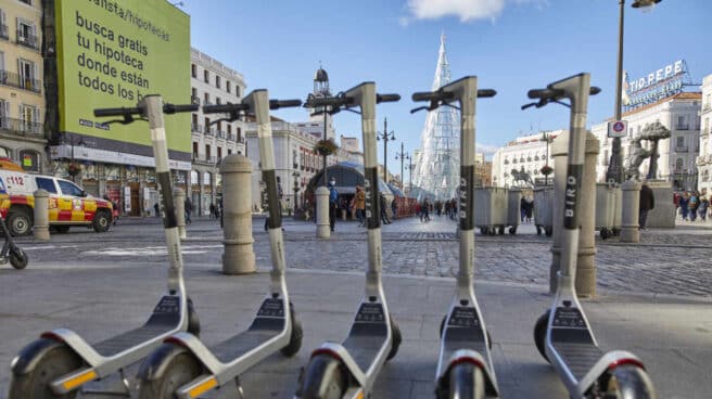 Imagen de cinco patinetes eléctricos en Madrid