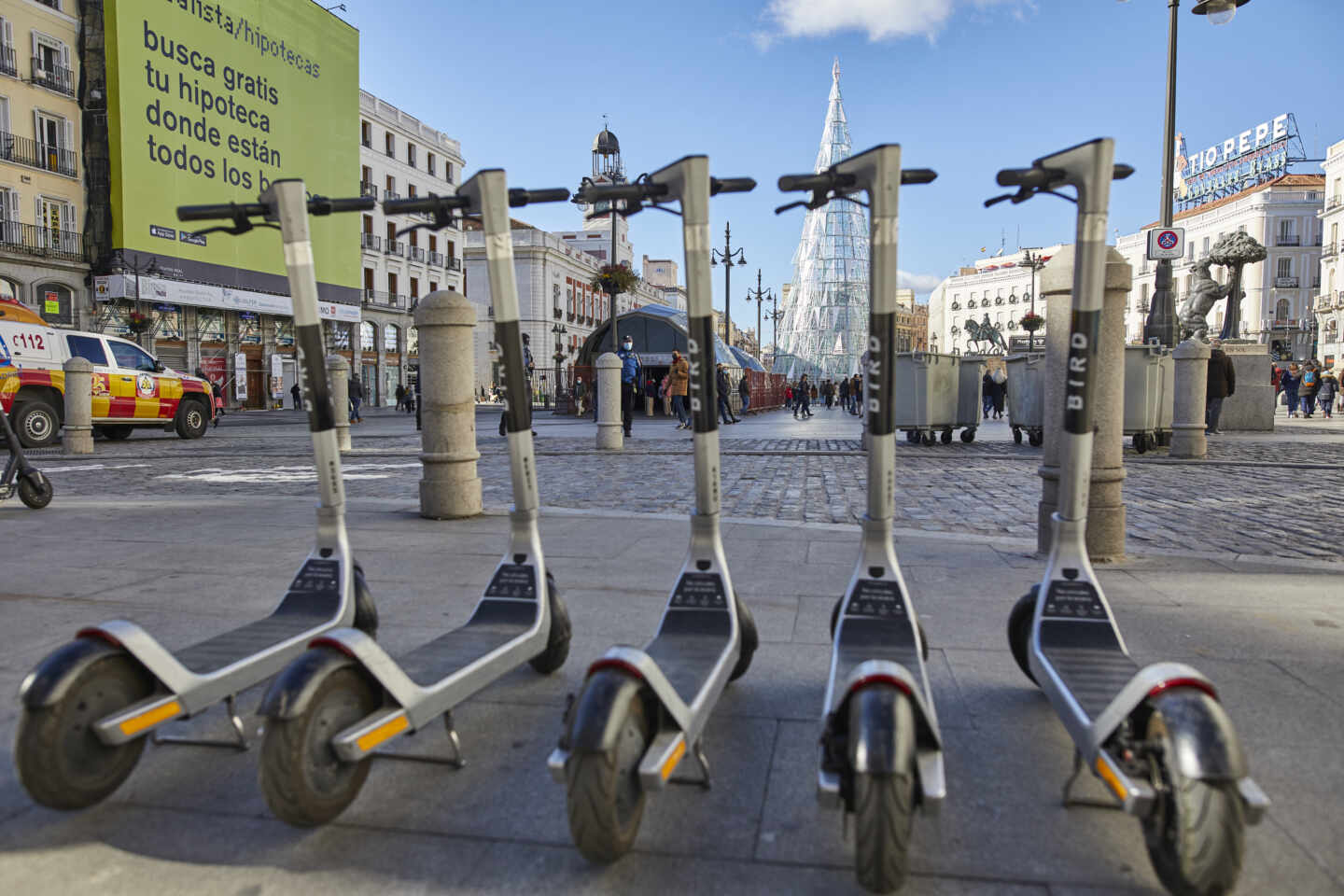 Imagen de cinco patinetes eléctricos en Madrid