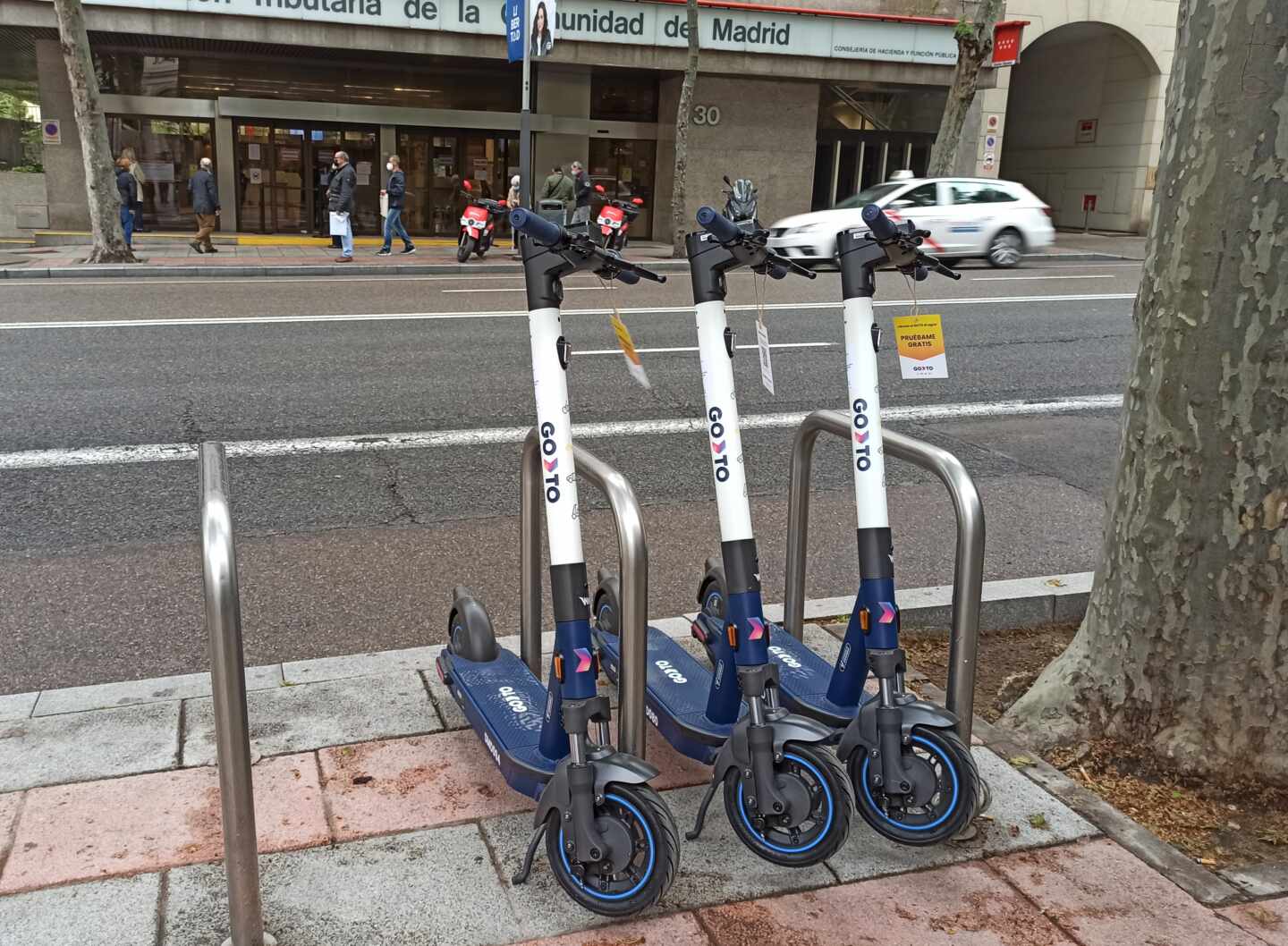 Patinetes de la empresa israelí GoTo Global, en abril en una calle de Madrid.