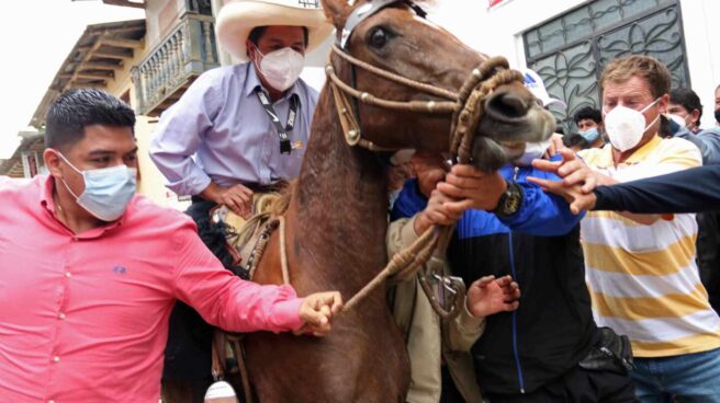 El maestro Pedro Castillo, a caballo, ganador de la primera vuelta en Perú