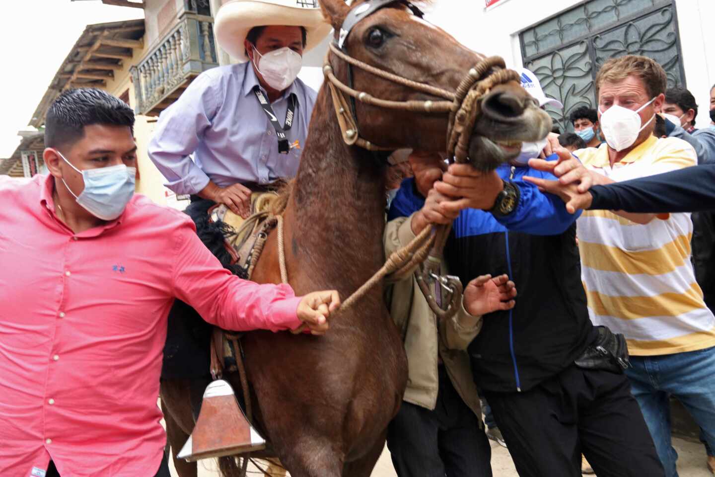 El maestro Pedro Castillo, a caballo, ganador de la primera vuelta en Perú