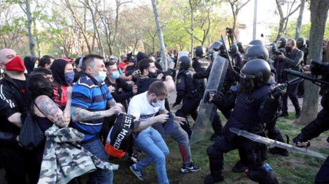 La Policía Nacional carga contra los violentos en el mitin de Vox en Vallecas.