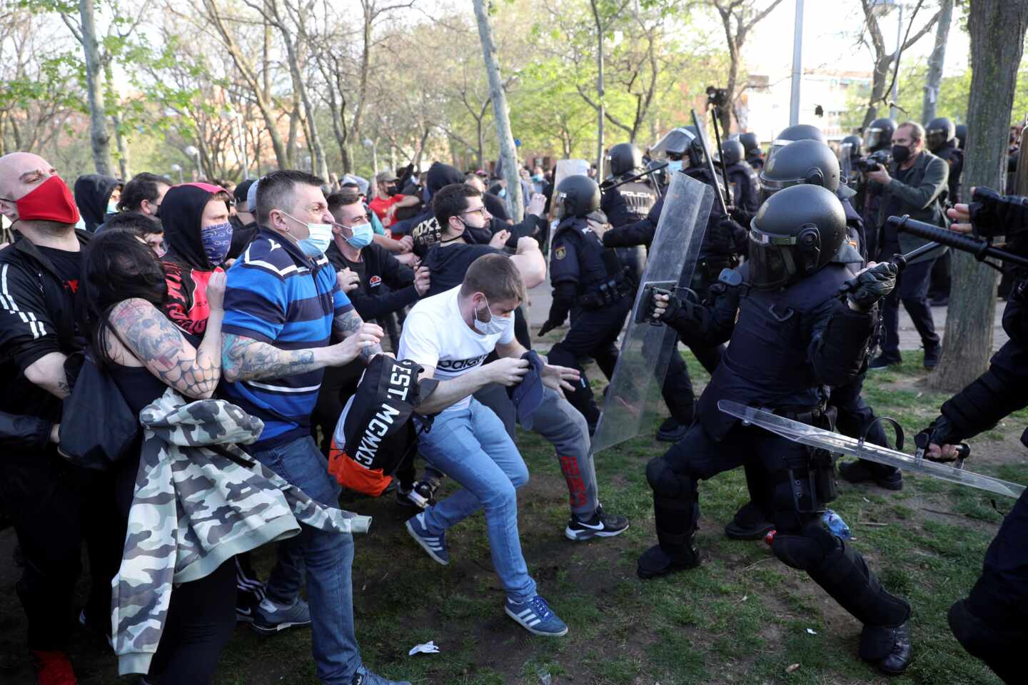 La Policía Nacional carga contra los violentos en el mitin de Vox en Vallecas.