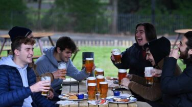 Vuelven las pintas a los pubs de Reino Unido después de tres meses cerrados