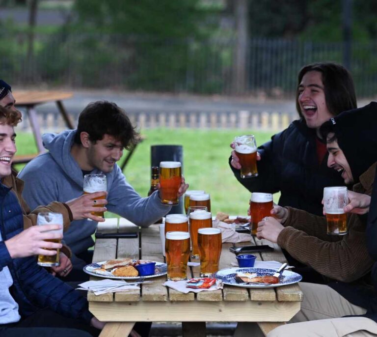 Vuelven las pintas a los pubs de Reino Unido después de tres meses cerrados