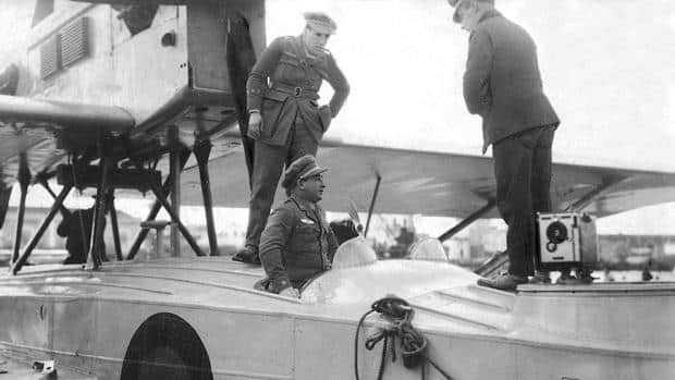 Más allá del Plus Ultra: El histórico vuelo del hermano republicano de Franco que adoraba pilotar desnudo