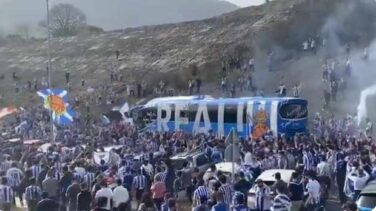 Miles de aficionados despiden a la Real Sociedad sin respetar las distancias de seguridad