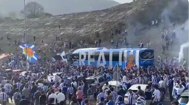 Miles de aficionados de la Real Sociedad sin guardar las distancias de seguridad