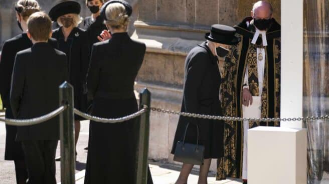 La Reina Isabel entra al funeral del Duque de Edimburgo en Windsor.