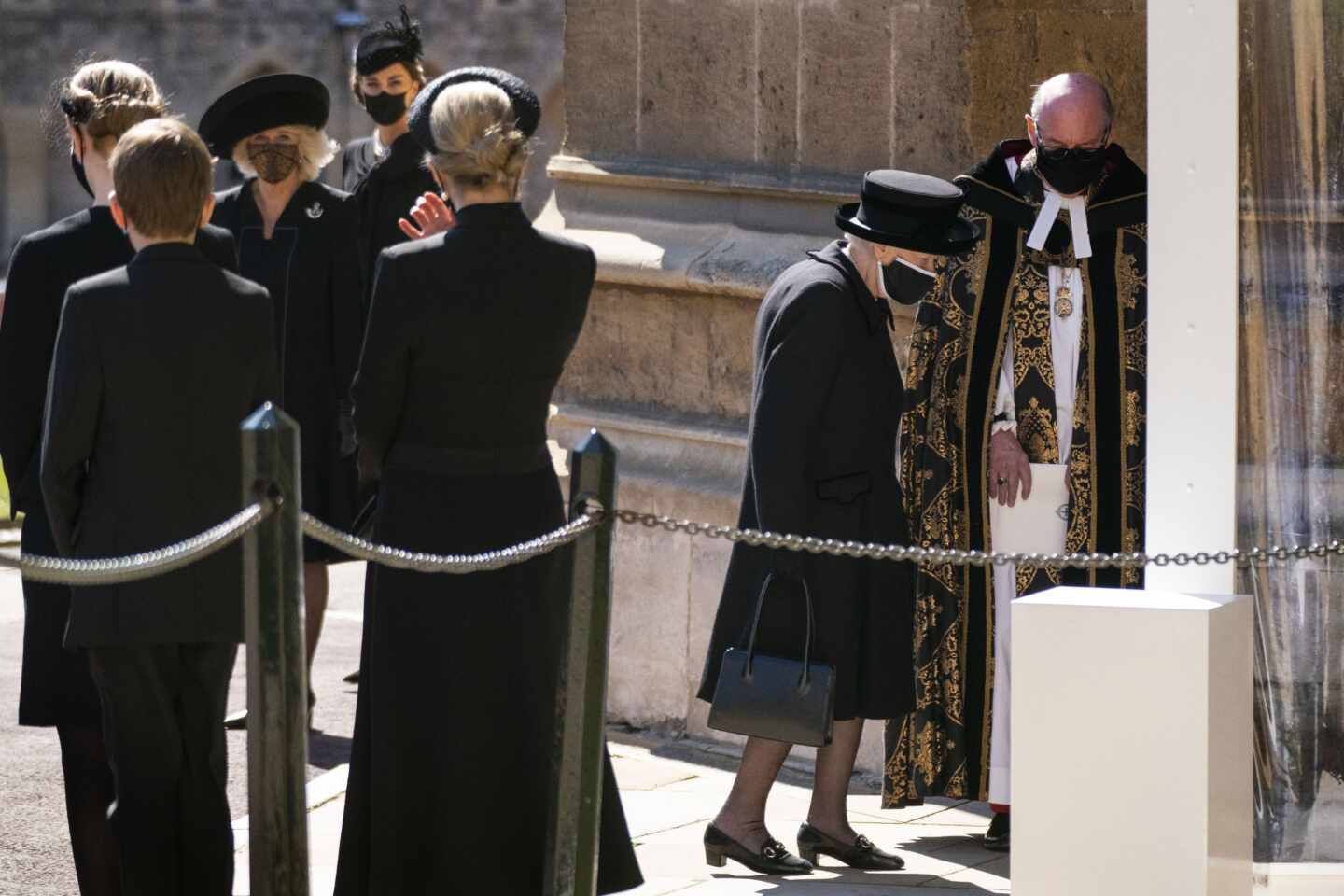 La Reina Isabel entra al funeral del Duque de Edimburgo en Windsor.