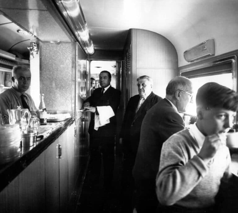 De la tracción a vapor y el monopolio a la alta velocidad y la liberalización del sector: Renfe cumple 80 años