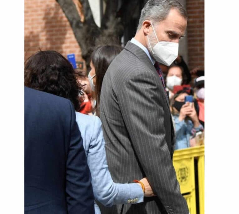 El malentendido que explica la foto más comentada entre Ayuso y Felipe VI