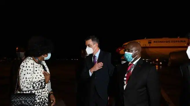 Sánchez supera un test de antígenos en Angola al inicio de su gira por África