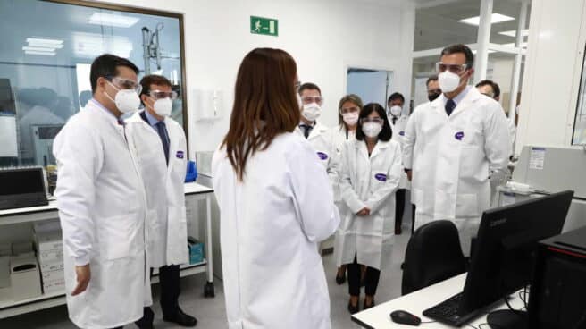 Pedro Sánchez, en las instalaciones de Janssen en Toledo.