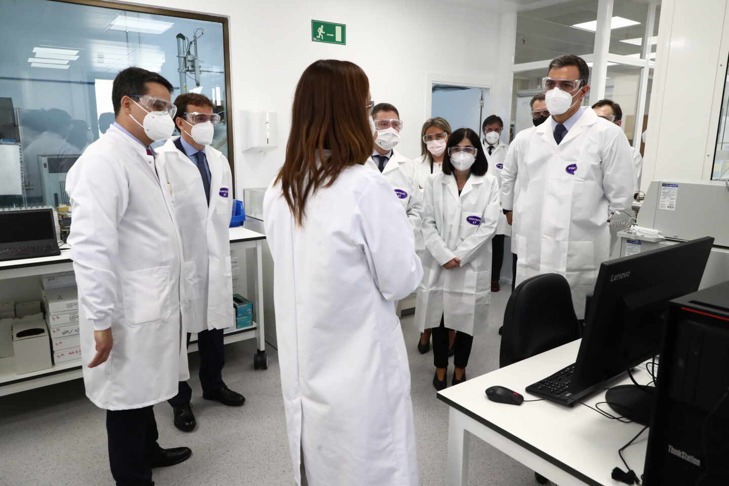 Pedro Sánchez, en las instalaciones de Janssen en Toledo.