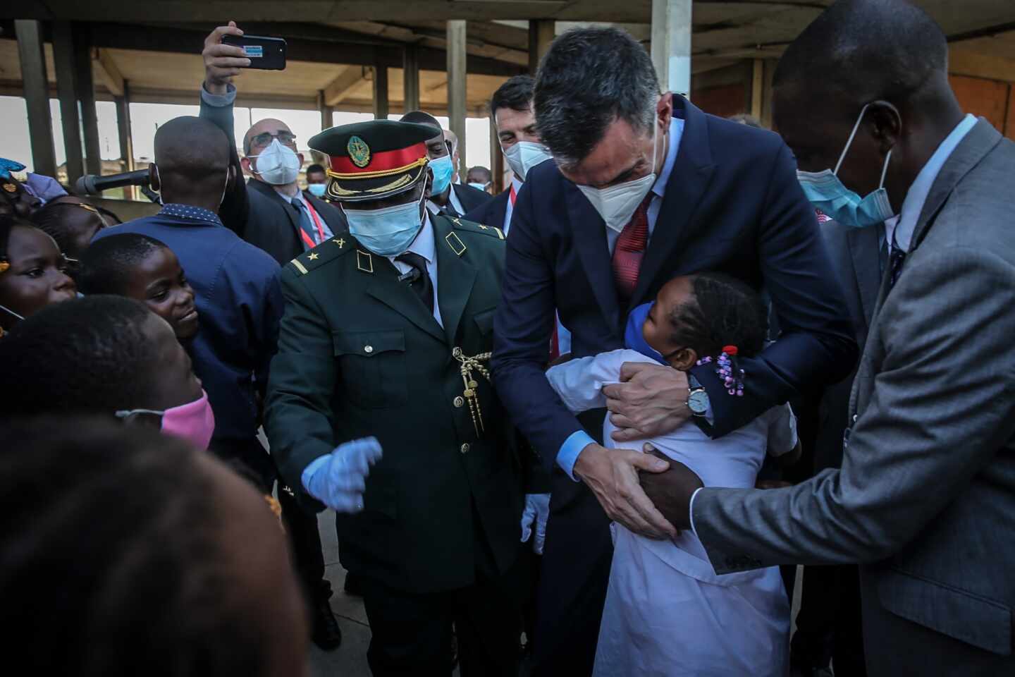 Pedro Sánchez, en el Colegio Salesiano de Luanda (Angola).