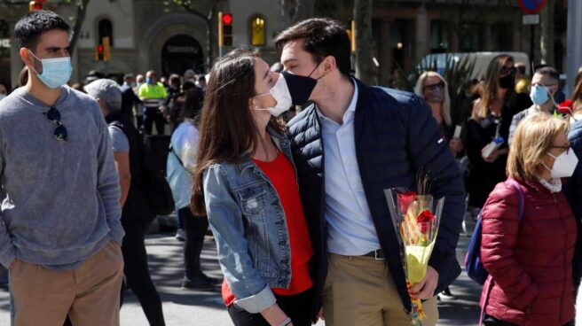 Una pareja se besa en el Paseo de Gracia en la celebración de Sant Jordi