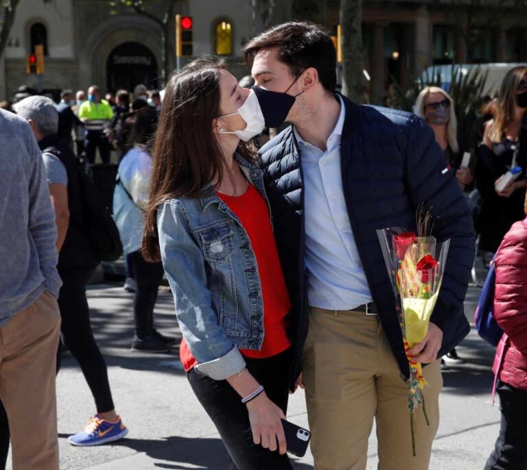 Sant Jordi 2021: Barcelona se reencuentra bajo la mascarilla