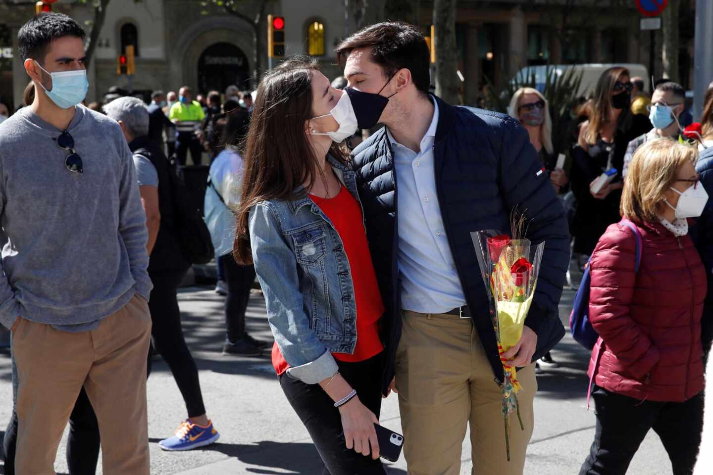 Una pareja se besa en el Paseo de Gracia en la celebración de Sant Jordi