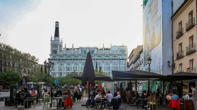 Terrazas en la plaza de Santa Ana de Madrid.