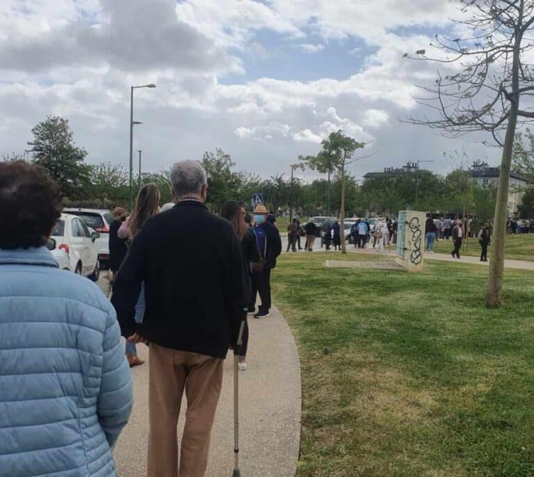 Un bulo lleva a miles de personas a ir a vacunarse sin cita en Sevilla