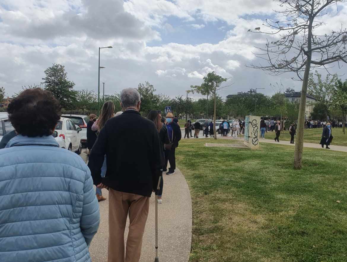 Un bulo lleva a miles de personas a ir a vacunarse sin cita en Sevilla