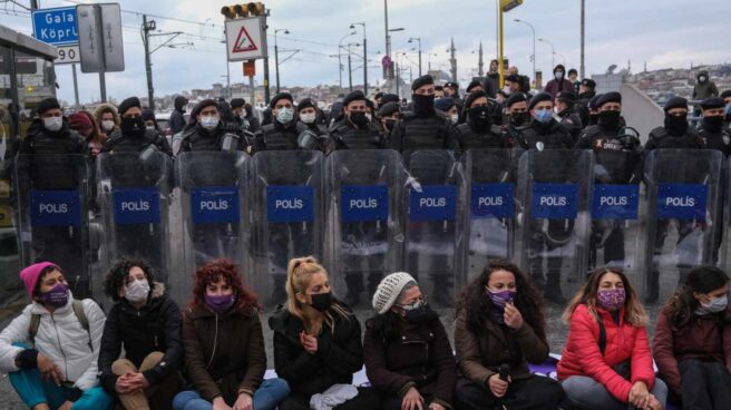 Un grupo de mujeres protesta en Estambul por la retirada del Convenio de Estambul