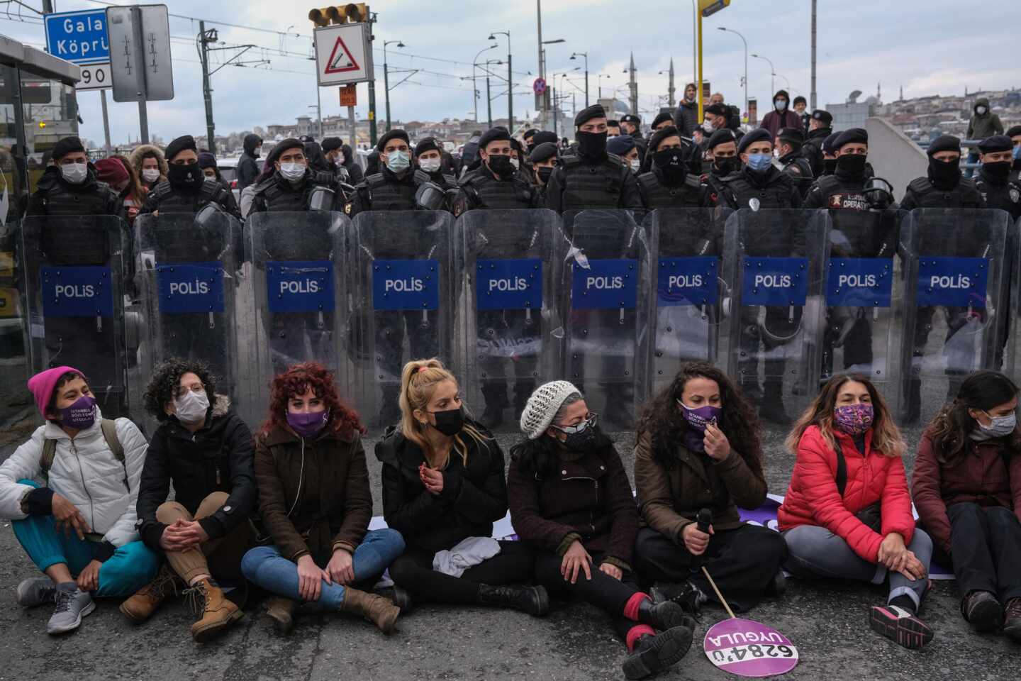 Un grupo de mujeres protesta en Estambul por la retirada del Convenio de Estambul