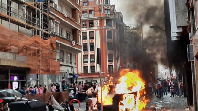 Aficionados del Athletic destrozan mobiliario urbano en Bilbao horas antes de la final de la Copa del Rey.