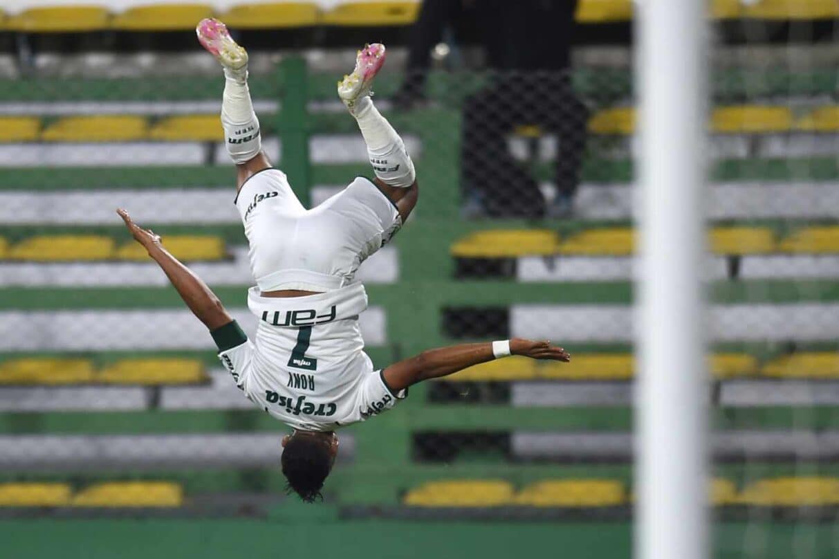 El futbolista Ronielson da Silva de Palmeiras celebra un gol hoy, en el partido de ida de la Recopa Sudamericana entre Defensa y Justicia y Palmeiras