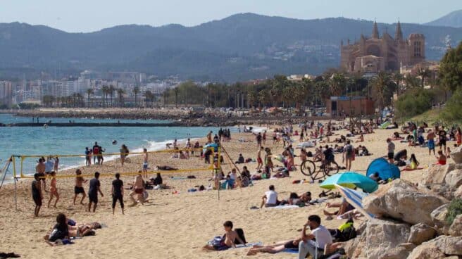 La playa de Can Pere Antoni, en Palma de Mallorca, durante el lunes de Pascua