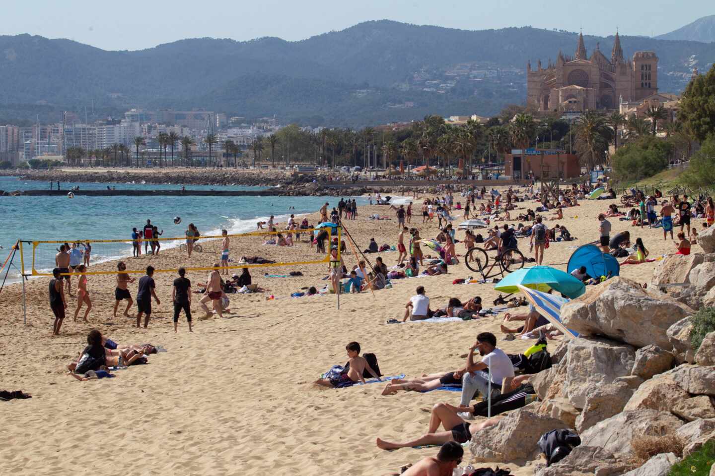 La playa de Can Pere Antoni, en Palma de Mallorca, durante el lunes de Pascua